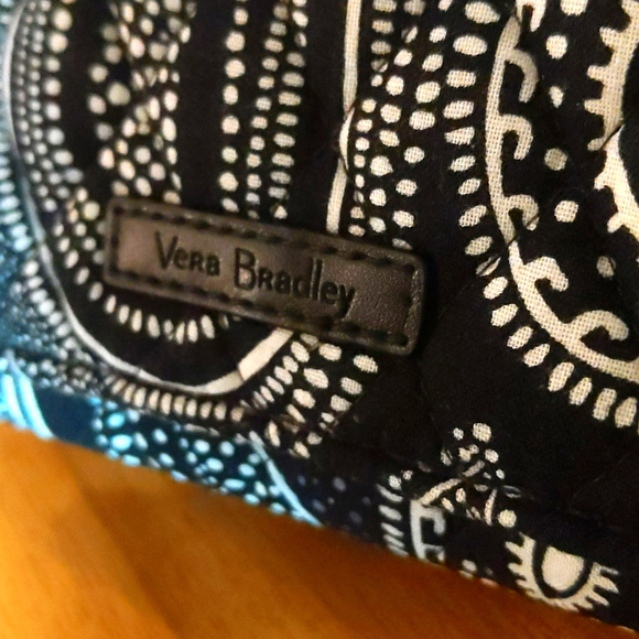 Vera Bradley - CELLPHONE HOLDER. WALLET TOO - NWT. A MUST! - Picture 7 of 10